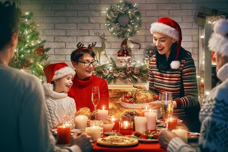 Ilustrasi merayakan Natal bersama keluarga. Sumber: Shutterstock/Yuganov Konstantin via Kompas.com