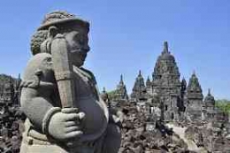 Patung Dwarapala di Komplek Candi Sewu. Sumber : viator.com