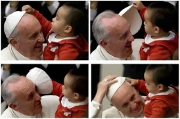 Sri Paus selalu berseri saat tampil bersama anak-anak (dok foto: AP photo/Gregorio Borgio via katolikana.com)
