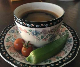 Secangkir kopi dan Okra hijau. Dok/instagram @p.b.adi