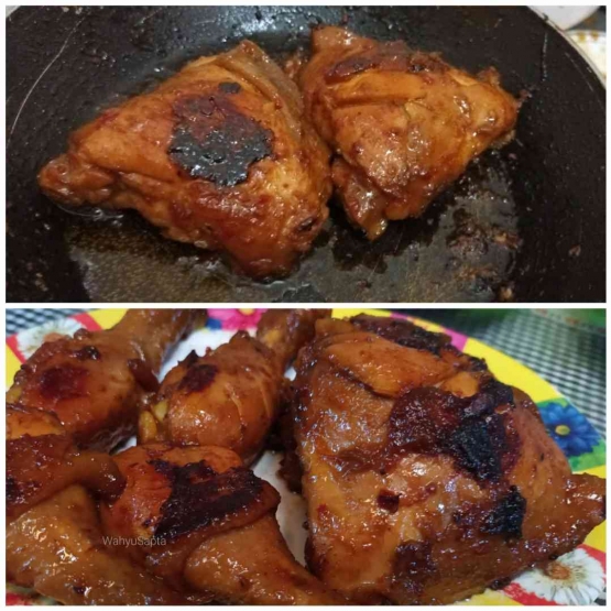 Memanggangnya memakai wajan teflon, tak mengurangi rasa lezatnya, loh. Tetap memiliki aroma bakar pada ayam. | Foto: Wahyu Sapta.
