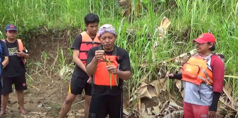 Edukasi tanaman mangrove oleh pak Izar/dok pribadi