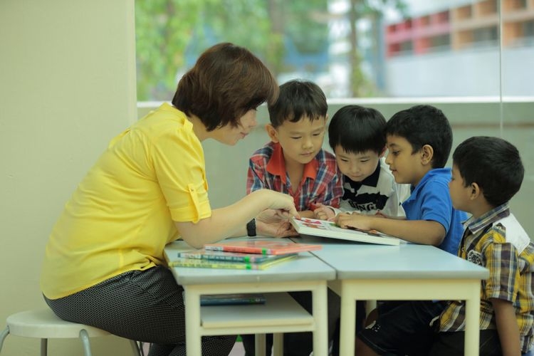 Seorang Pembimbing Kumon sedang mengajarkan anak soal cerita dari buku. (DOK. Humas Kumon  via kompas.com)