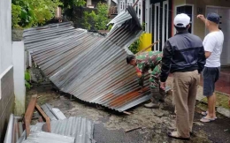 Kondisi rumah warga dilanda angin kencang di Kota Padang Panjang, Sumatra Barat, Kamis (17/11/2022)./istimewa