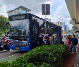 Penumpang naik bus Transjakarta 7D dari depan Menara Saidah (dokpri -edited)