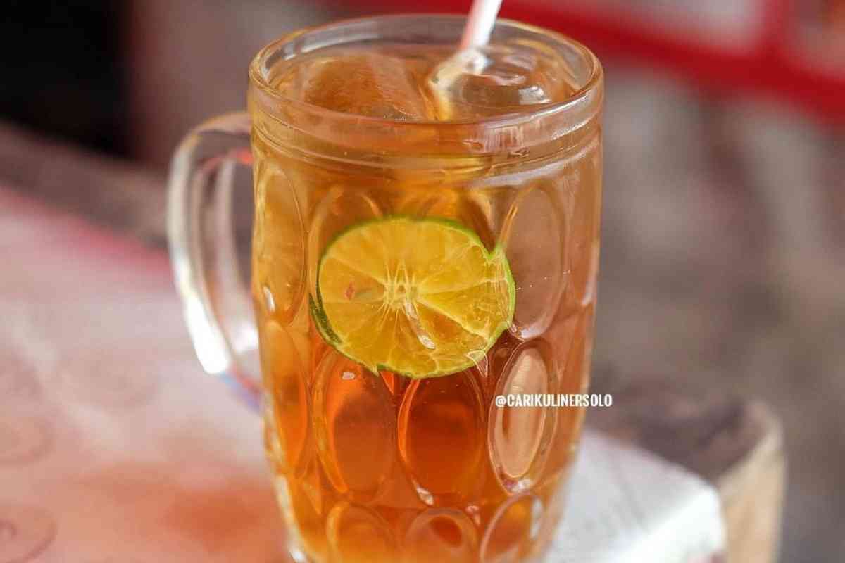 Ilustrasi es teh kampul khas Solo (pakai ilustrasi karena lupa foto es kampulnya saat ngeteh di Jaya Abadi). Foto: instagram.com/carikulinersolo