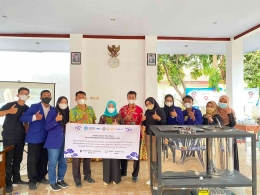 Tim KKN Universitas Negeri Malang (UM) dalam sosialisasi penggunaan mesin, bersama anggota Batik Cantik Suropati (BCS) dan staf Kelurahan Tembokrejo (Dok. pribadi)