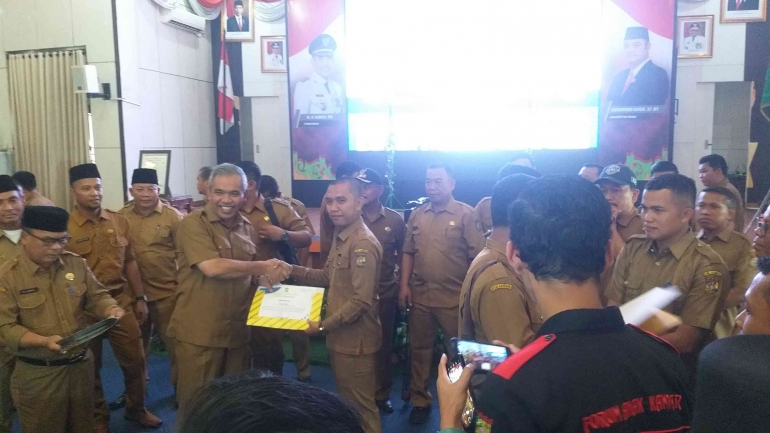 Dokpri penyerahan sertifikat desa pendidikan oleh PJ Bupati Kampar  Dr. H.Kamsol  M.M  
