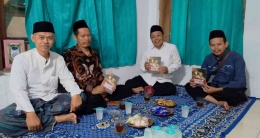 Tiga berpeci berfose dengan penulis buku kisah-kisah dari Buntet Pesantren.Dokpri