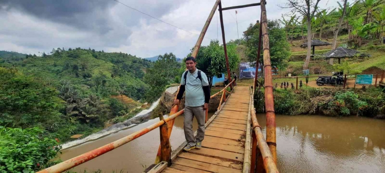 Jembatan gantung menuju Curug Cikondang (sumber foto: dokumentasi pribadi)