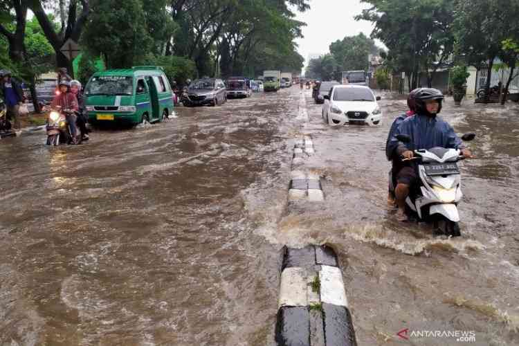 Hujan yang turun di wilayah Gedebage Bandung di awal Oktober 2022 telah memuat jalanan menjadi banjir (dok foto: ANTARA via inilahkoran.id)