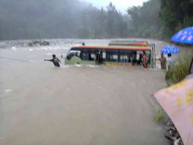 Bus sering menerobos sungai yang sedang banjir, berbahaya (dok foto: Olland Banabera)