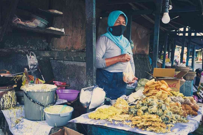 Pedagang gorengan di Ungaran, Semarang. (sumber: www.instagram/riantriprayogo)