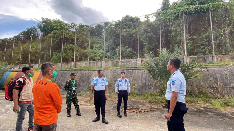 BPBD didampingi petugas Lapas mengecek area sekitar brandgang luar Lapas. dok Humas LPN Samarinda 