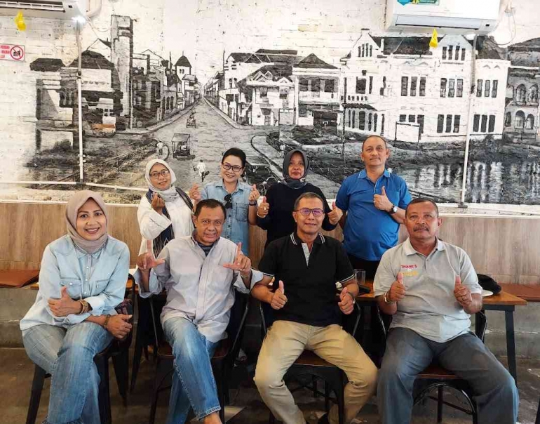 Sebagian kecil Alumni AWS&STIKOSA, bertemu di Cafe Rolag Surabaya, pada Kamis (15/12/2022)/dokrpi