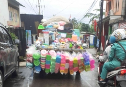 Mobil bak terbuka yang menjajakan perabotan rumah tangga (Dok. Pribadi)