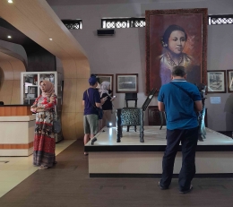 Para pengunjung sedang berada di museum RA kartini jepara.(Nur Ahmad Dzul Fikri/FOKUS )