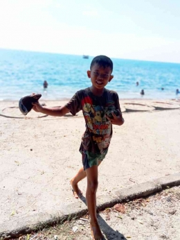 Merdeka dalam wisata anak,  Pantai Tampora-Banyuglugur-Situbondo. Sumber: Dokpri