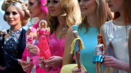 Orang dewasa yang bermain boneka barbie (Sumber: Merah Putih)