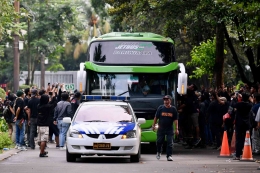 Tampak suporter Indonesia mengerumuni bus yang berisikan para pemain Timnas Thailand (sumber: twitter/Thai League Central)