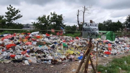 Perilaku minus warga Kota Kupang membuang sampah sembarangan sekalipun sudah dilarang (dok foto: Fransiskus Pati Herin/kompas.id)