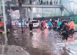 Penampakan Saat Banjir di Area Kali Pesanggrahan. (Sumber: Koleksi Pribadi)