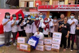 Foto: Tenaga Nusantara Sehat kab. Minahasa Selatan menyalurkan donasi bencana alam di Uwuran Dua, Amurang Sulawesi Utara/Nusantara Sehat