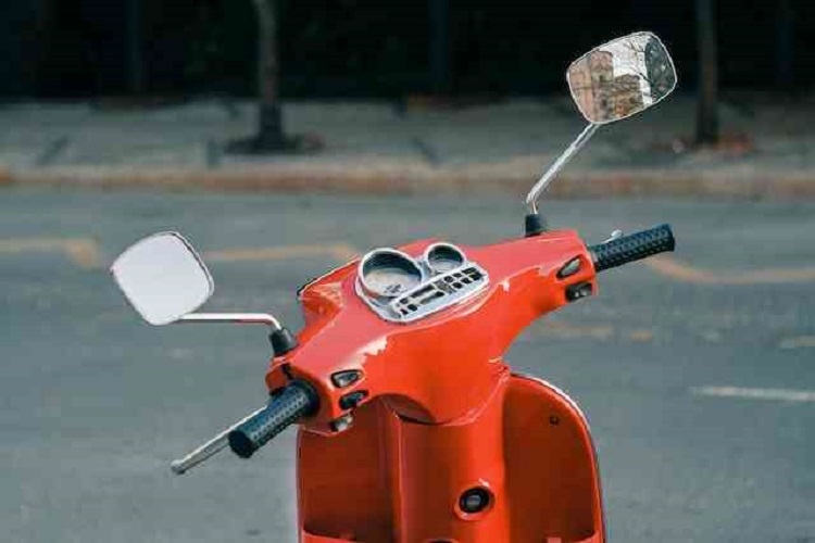 Sepeda motor wajib punya sepasang kaca spion yang proper. (foto ilustrasi oleh Vesela Vaclavik / Unsplash)