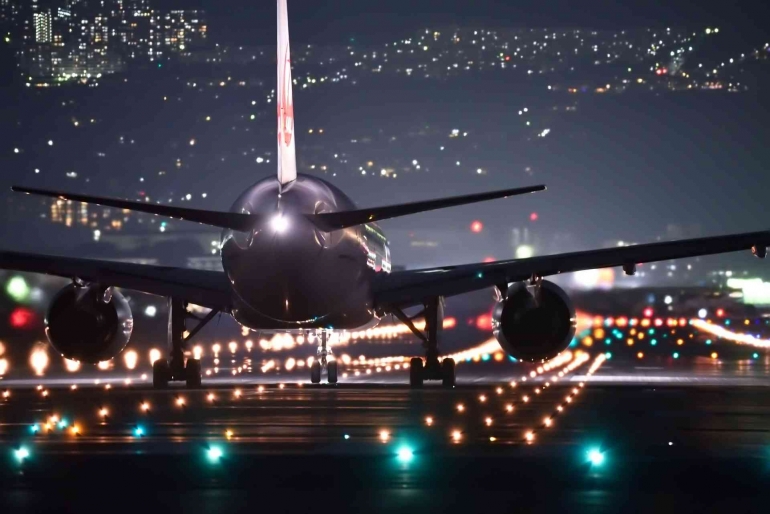 Ilustrasi Bandara di malam hari (foto: pixabay.com)
