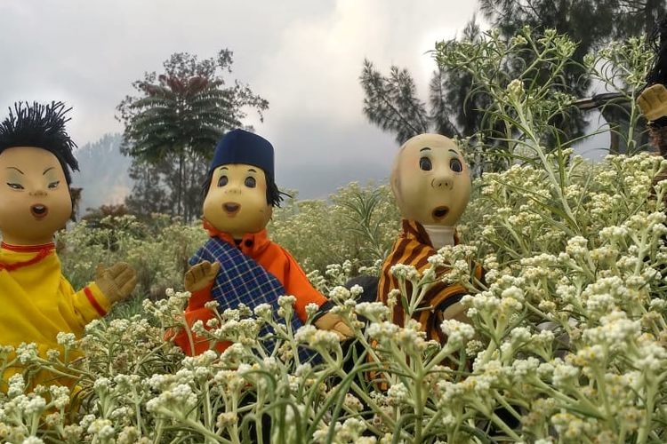 ilustrasi: Boneka Unyil dan kawan-kawan berfoto di Taman Edelweis, Desa Wisata Edelweis, Desa Wonokitri, Kabupaten Pasuruan, Jawa Timur.(Dokumentasi Teguh Wibowo via kompas.com)