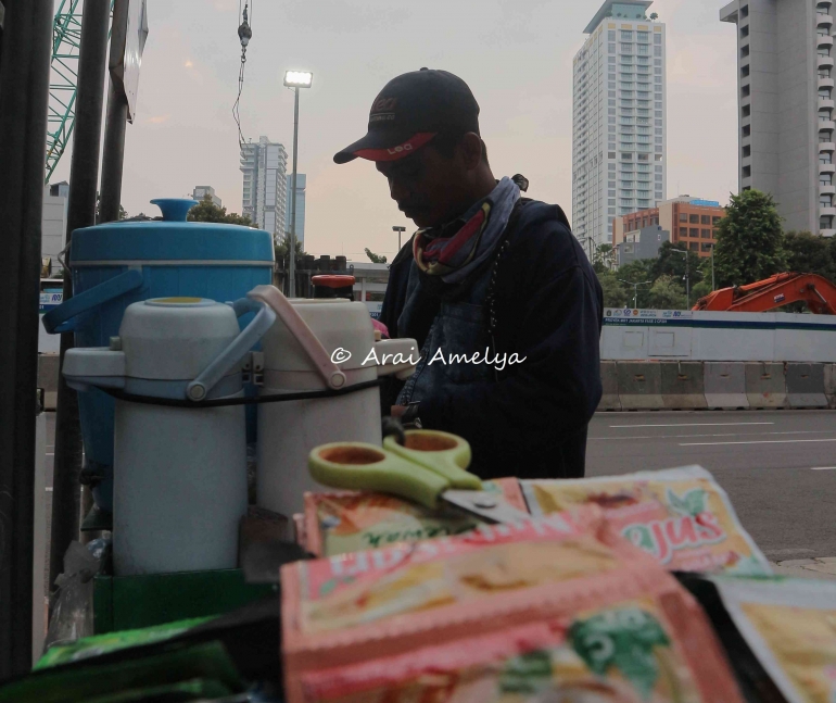 Pedagang starling meracik minuman foto: Arai Amelya