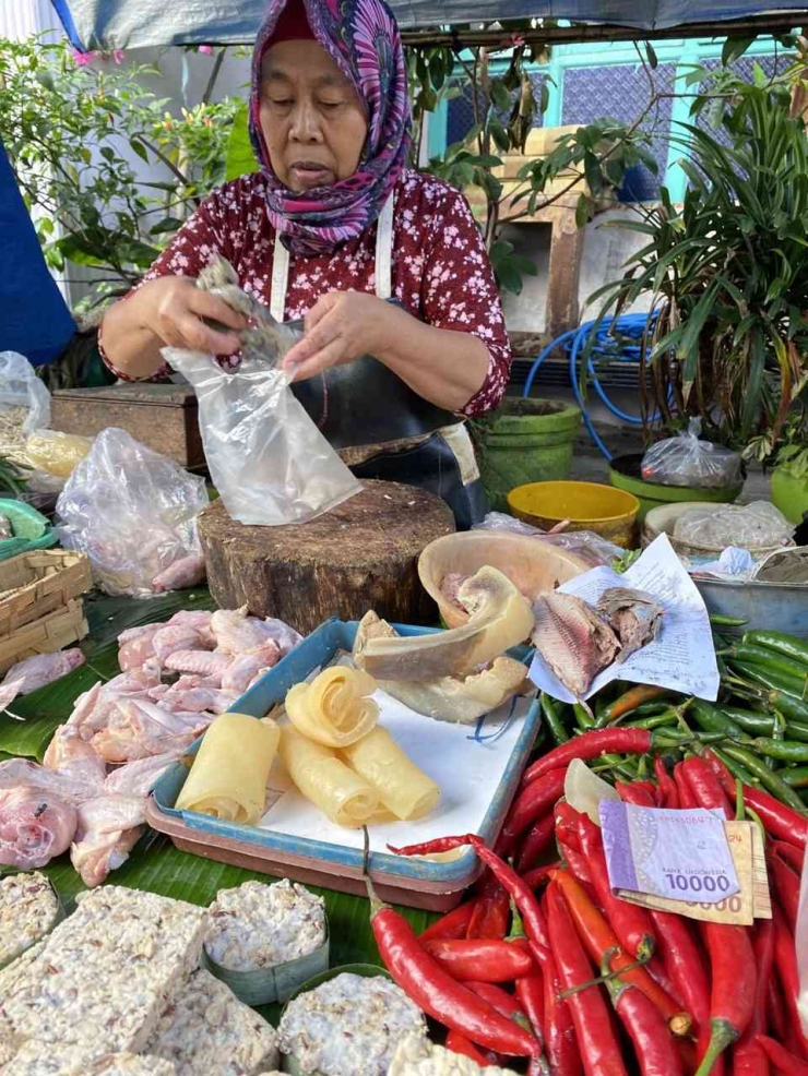 Ibu Kasiani, salah satu pemilik lapak di pasar krempyeng Jalan Jombang, Kota Malang (dokpri)