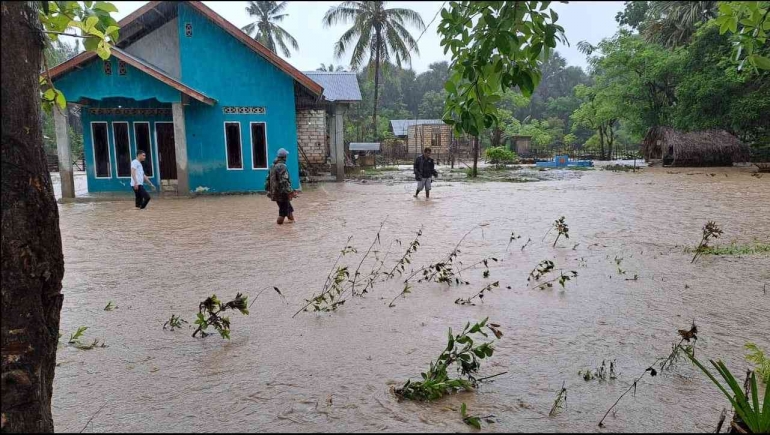 Banjir di Kupang, 25 Desember 2022 saat umat Kristiani merayakan hari Natal (dok foto: pusatkrisis.kemkes.go.id)