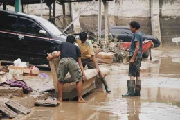 Masyarakat membantu korban banjir tanpa publikasi dan konperensi pers (dok foto: sapadunia.com)