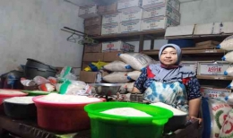 Ibu Zuhrotun, salah satu pedagang beras di Pasar Tahunan Jepara. ( Diah Ayu Nur Laila/FOKUS )