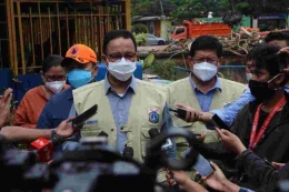 Pejabat DKI memberi bantuan pada korban bencana banjir, lengkap dengan konperensi pers (dok foto: ppid via rm.id)