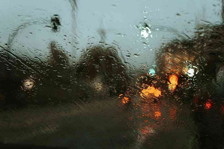 Ilustrasi Kaca depan saat hujan (sumber photo : https://pixabay.com/id/photos/kaca-depan-hujan-kaca-permukaan-5366584/)