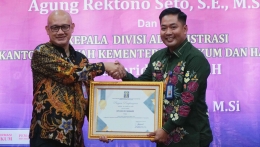 Kalapas Yogyakarta, Soleh JS (kanan), menerima langsung piagam penghargaan dari Kakanwil Kemenkumham DIY, Agung RS.| Foto:  dok. Kanwil Kumham DIY
