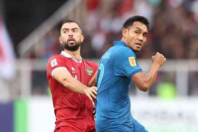 Jordi Amat (Indonesia) mengawal Teerasil Dangda (Thailand) di GBK (29/12/2022)|dok. Bola.net/Bagaskara Lazuardi