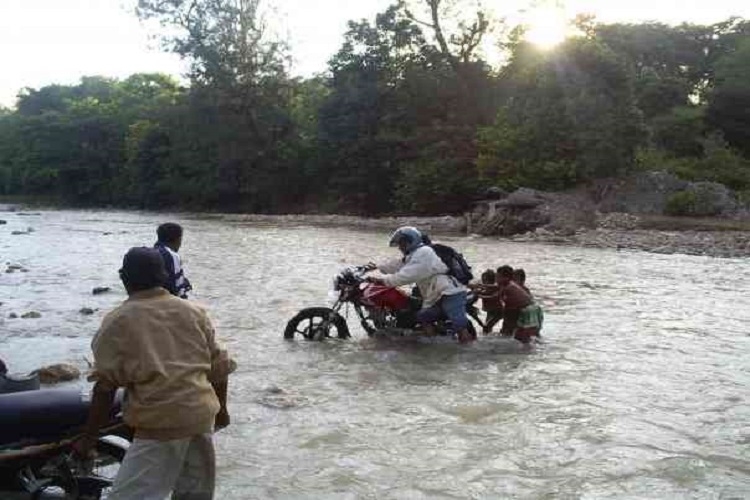 Pengendara sepeda motor ini kead menerobos sungai dalam kondisi arus yang kuat, berbahaya (dok pribadi)