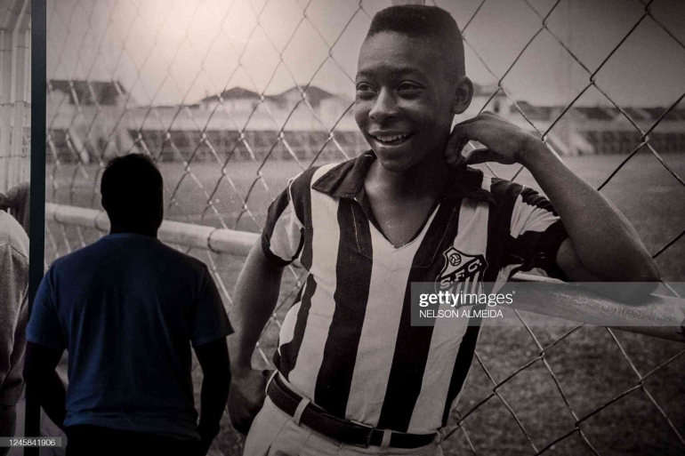 Wajah Pele muda berseragam Santos di Museum Pele, di Santos, Brasil. (Sumber: NELSON ALMEIDA/AFP via Getty Images)