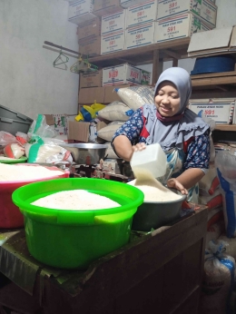 Ibu Zuhrotun, salah satu pedagang beras di pasar tahunan Jepara. (Foto: Diah Ayu Nurlaila)