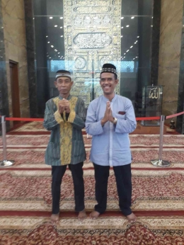 Penulis bersama Ustadz Mohammad Riyadi pemandu ziarah Wali dari Surabaya (foto: dokpri)