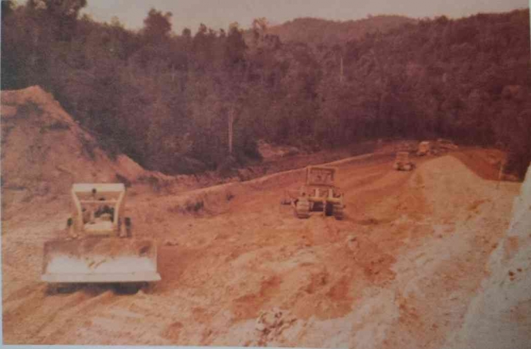 Pembangunan jalan di Batam di masa-masa awal. | Foto dokumentasi Edi Sihite diambil dari buku Mengungkap Fakta Pembangunan Batam.