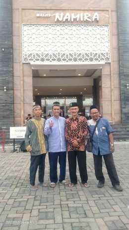 Penulis bersama rombongan di depan Masjid Namira Lamongan Jawa Timur (dokpri)
