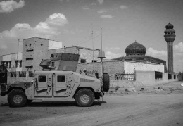 Aksi penjagaan yang dilakukan militer AS dalam Invasi Irak. Sumber Foto; https://pixabay.com/photos/vehicle-transportation-system-war-3113253/