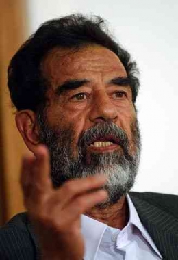 Saddam Hussein Sumber Foto ; https://pixabay.com/photos/iraq-dictator-president-67653/ 