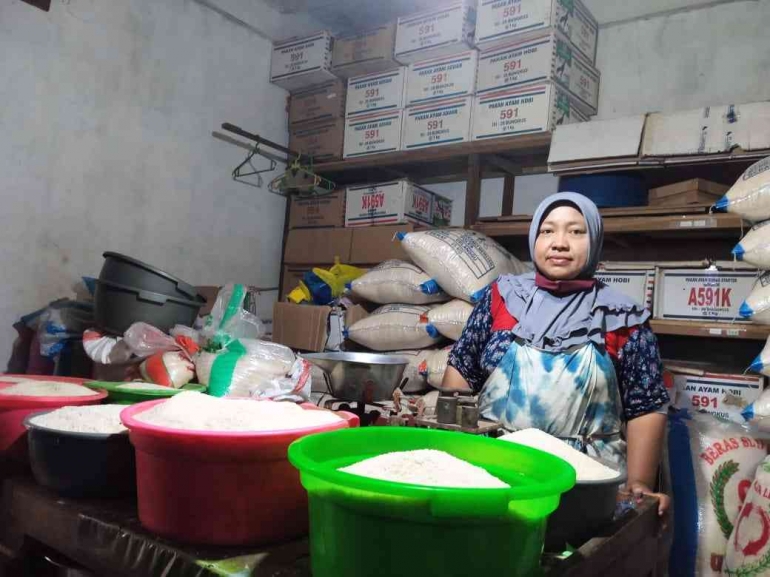  Ibu zuhrotun, salah satu pedagang beras di pasar tahunan Jepara. (Diah Ayu Nur Laila/FOKUS)