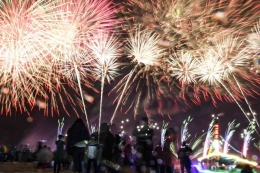 Pesta kembang api biasanya menyertai malam pergantian tahun (dok foto: katadata.co.id)