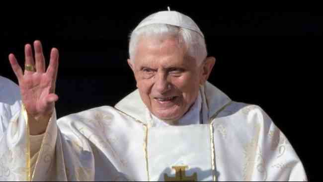 Emeritus Benediktus XVI menjadi Paus dari tahun 2005 hingga 2013 kemudian turun dari jabatannya karena alasan kesehatan.(AP: Andrew Medichini (file))